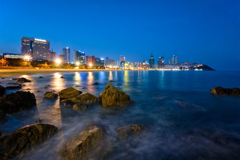 La plage de Haeundae à Busan au crépuscule