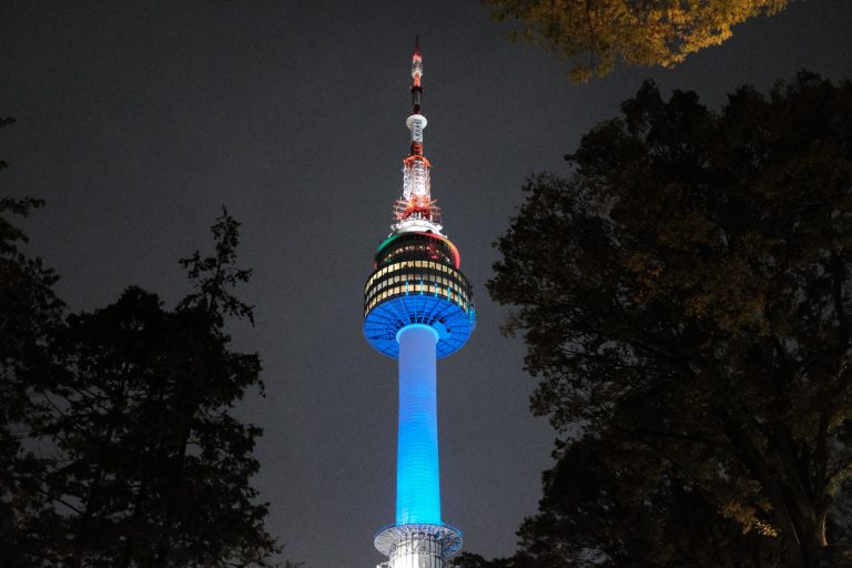 La tour Namsan illuminée la nuit à Séoul