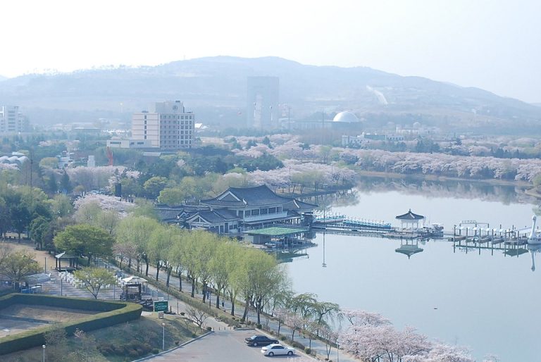 Vue de Gyeongju et de son lac