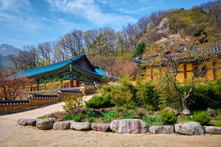 Le temple Sinheungsa au pied du mont Seorak